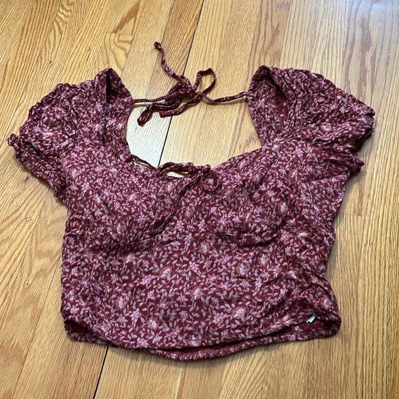 Cute t-shirt crop top with square neckline and slightly open back! - Picture 2 of 4